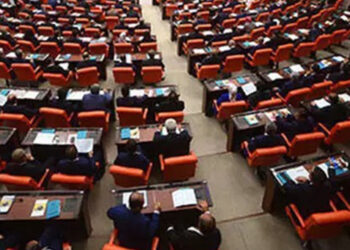 Fransa'da verilen gensoru önergesi Ulusal Meclis'te reddedildi