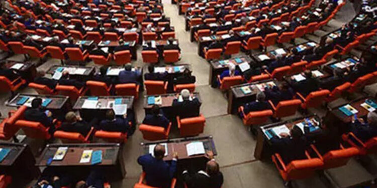 Fransa'da verilen gensoru önergesi Ulusal Meclis'te reddedildi