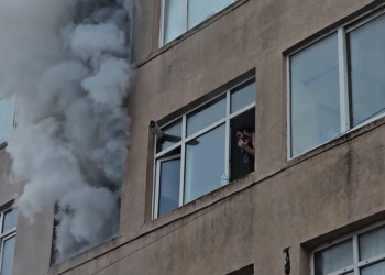 Fatih'te 6 katlı binada yangın paniği; pencerede yardım bekledi