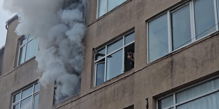 Fatih'te 6 katlı binada yangın paniği; pencerede yardım bekledi