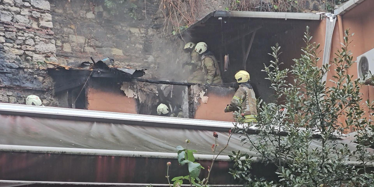 Fatih'te Havuzlu Mescit Camii lojmanında çıkan yangın söndürüldü