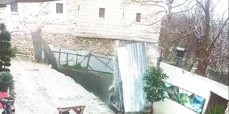 Fatih'te toprak kayması sonucu yol çöktü; o anlar kamerada