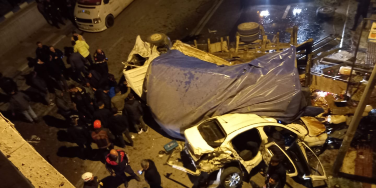 Freni boşalan kamyonun yol açtığı zincirleme kazada 3 ölü, 12 yaralı