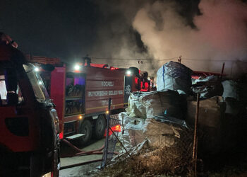 Gebze'de palet fabrikasındaki yangın 2 saatte söndürüldü