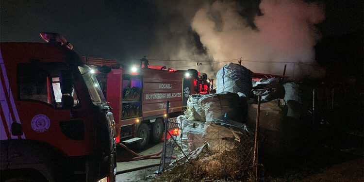 Gebze'de palet fabrikasındaki yangın 2 saatte söndürüldü