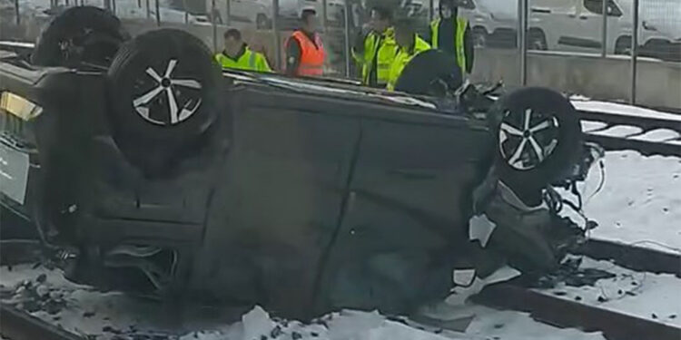 Gemiden indirilen sıfır araç tren yoluna düştü