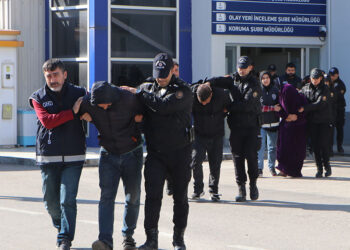 Göçmenleri Avrupa'ya götürmek için kişi başı 20 bin dolar almışlar