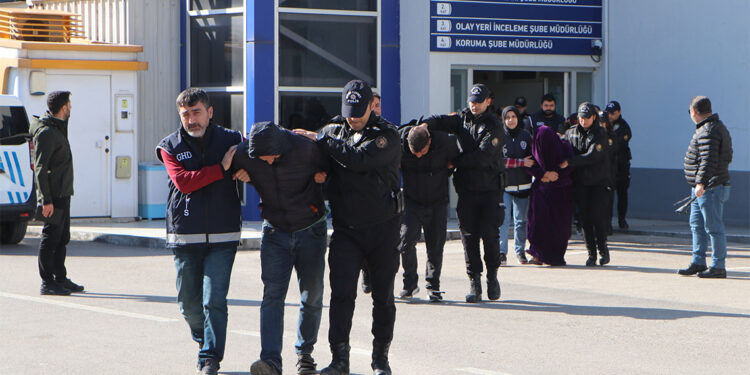 Göçmenleri Avrupa'ya götürmek için kişi başı 20 bin dolar almışlar