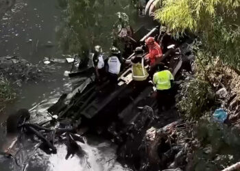 Guatemala'da yolcu otobüsü dereye düştü; 51 ölü