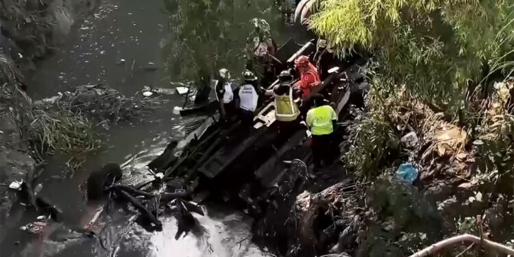 Guatemala'da yolcu otobüsü dereye düştü; 51 ölü