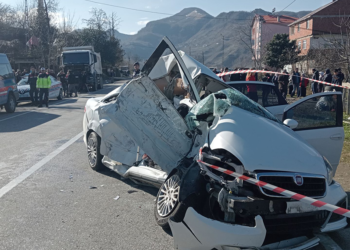 Giresun'da kamyon otomobile çarptı; 3 ölü, 1 yaralı