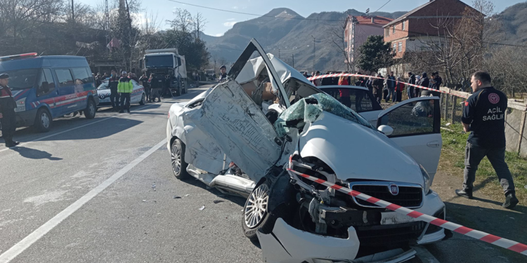 Giresun'da kamyon otomobile çarptı; 3 ölü, 1 yaralı