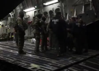 Guantanamo Körfezi'ne gönderilen düzensiz göçmenler kamerada