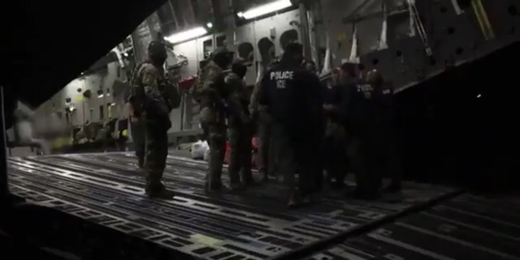 Guantanamo Körfezi'ne gönderilen düzensiz göçmenler kamerada