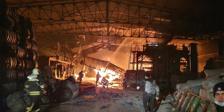 Manisa'da halı fabrikasında yangın