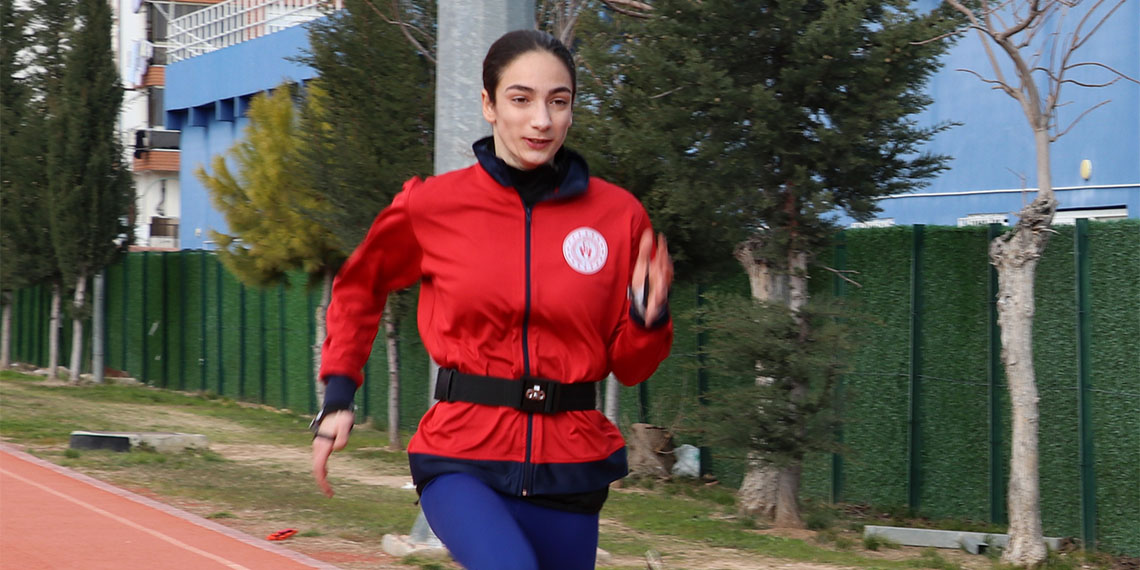 Antalya'da 4 yaşında lenf bezi şişmesi teşhisi konulan Elif Bayar (14), hastalığa yenilmedi, atletizmde Türkiye rekoru kırdı.