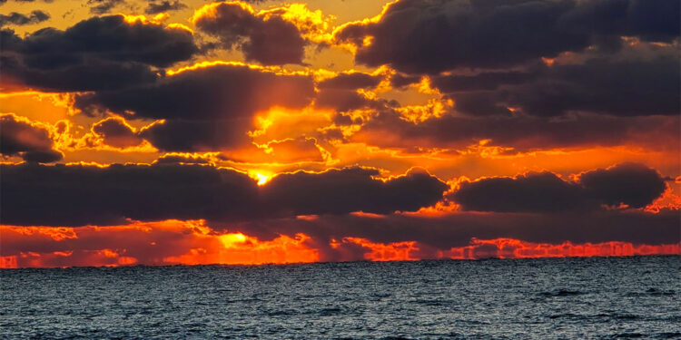 Hatay'da gün batımı, kartpostallık görüntü oluşturdu