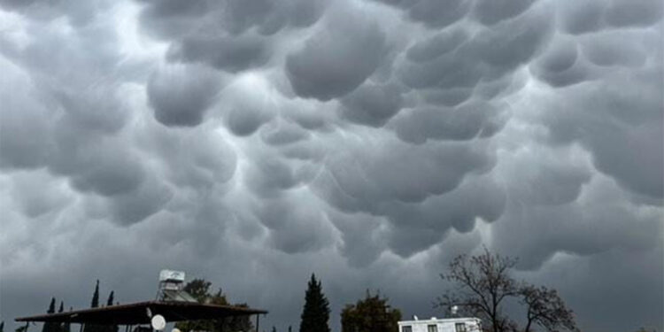 Hatay'da Mammatus bulutları görüldü