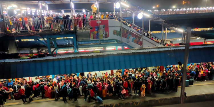 Hindistan'da tren istasyonunda çıkan izdihamda 18 kişi hayatını kaybetti