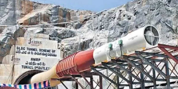 Hindistan'da tünel çöktü