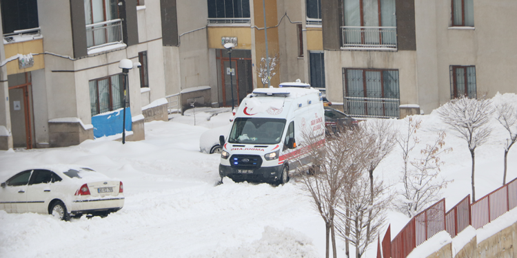 Hakkari'de 168 yerleşim yeri ulaşıma kapandı