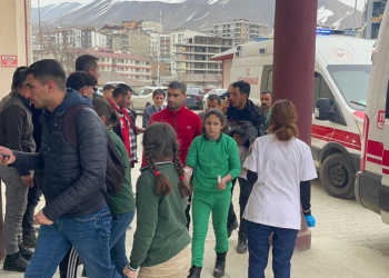 Hakkari'de 34 öğrenci gıda zehirlenmesi şüphesi ile hastaneye kaldırıldı