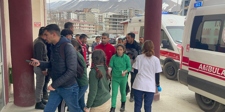 Hakkari'de 34 öğrenci gıda zehirlenmesi şüphesi ile hastaneye kaldırıldı