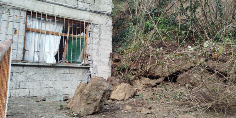 Heyelanın hasar verdiği 4 katlı bina boşaltıldı