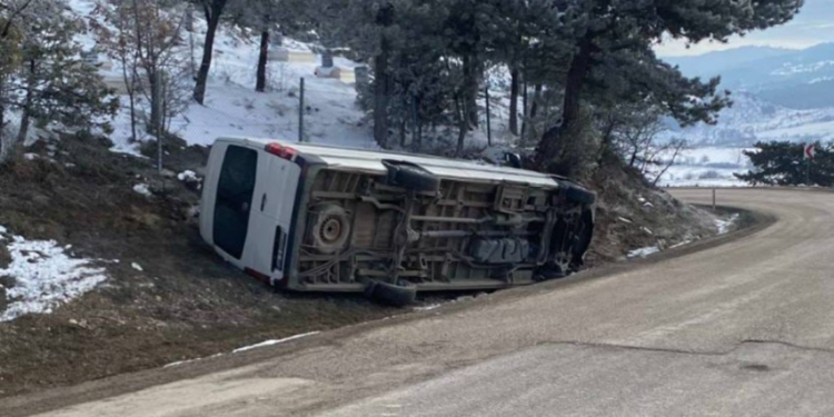 Hindistanlı işçileri taşıyan minibüs devrildi: 22 yaralı