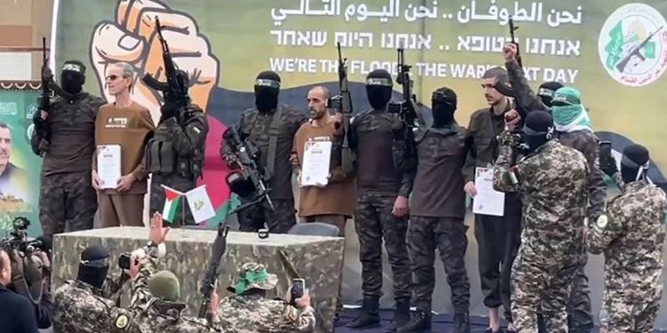 IDF, serbest bırakılan 3 İsrailli esiri teslim aldı