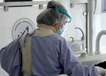 Diş nakli, implant tedavilerine alternatif olacak