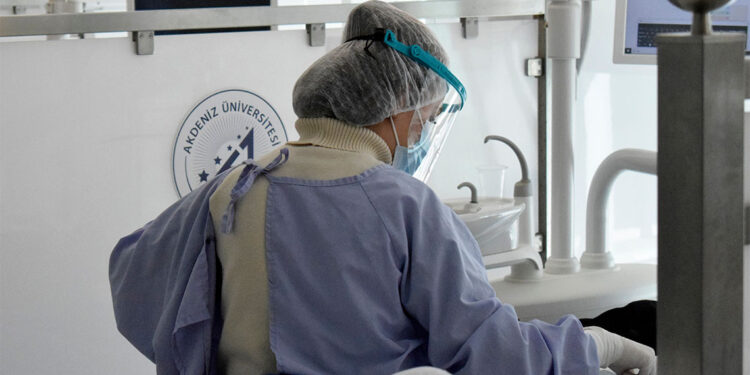 Diş nakli, implant tedavilerine alternatif olacak