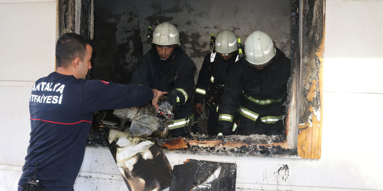 Elektrikli ısıtıcıdan çıkan yangında evi kullanılamaz hale geldi