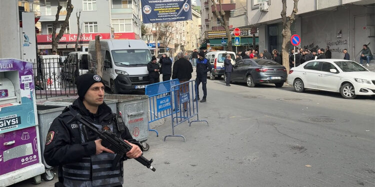 Avcılar'da Danıştay kararıyla kapatılan semt pazarında bariyerli önlem