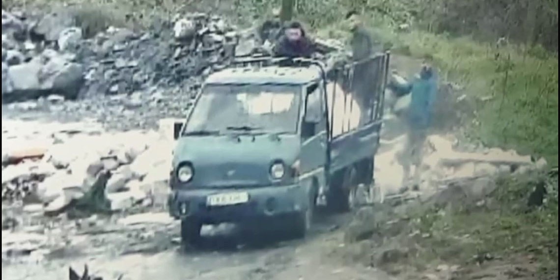 Avcılar'da kaçak moloz dökümü kamerayla tespit edildi, Avcılar Belediyesi Zabıta Müdürlüğü ekiplerince 2 kişiye 80 bin TL ceza kesildi.