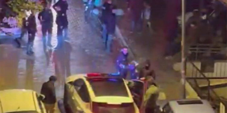 Bahçelievler'de iki aile arasında çıkan döner bıçaklı kavga kamerada