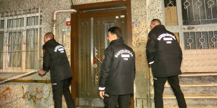 Bahçelievler'de kolonlarında çatlaklar oluşan bina tahliye edildi