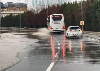 Bakırköy'de su borusu patladı