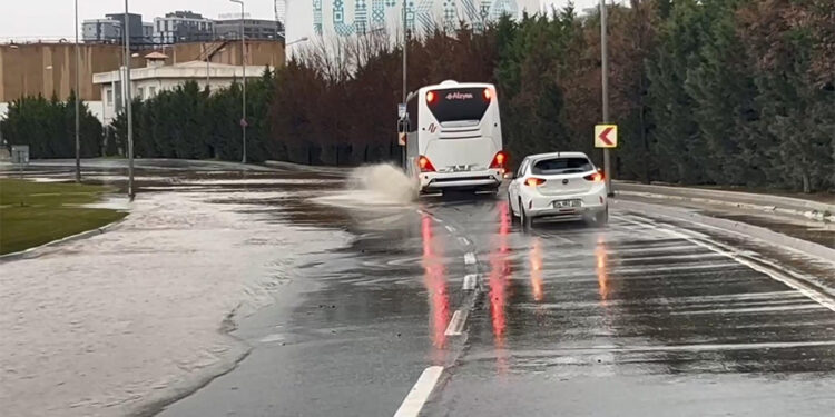 Bakırköy'de su borusu patladı