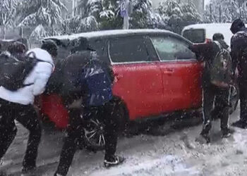 Başakşehir'de yolda kalan araçların yardımına öğrenciler koştu