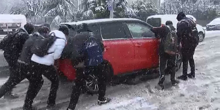 Başakşehir'de yolda kalan araçların yardımına öğrenciler koştu