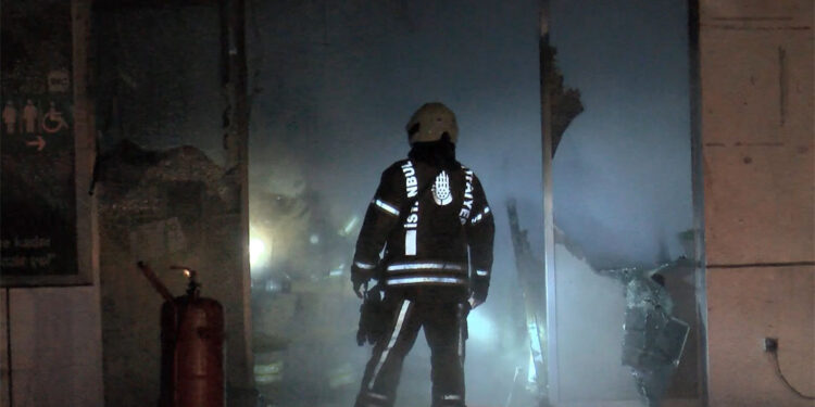 Bayrampaşa'da akaryakıt istasyonunda yangın