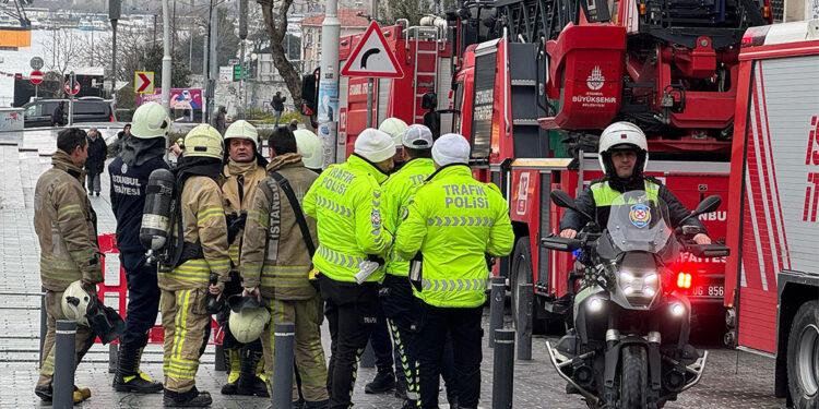 Beyoğlu Vergi Dairesi'ndeki yangın söndürüldü