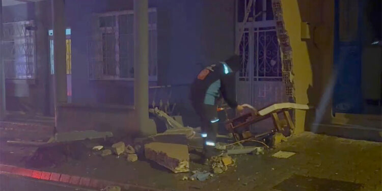 Çekmeköy'de otomobilin çarptığı doğal gaz kutusunda sızıntı oluştu