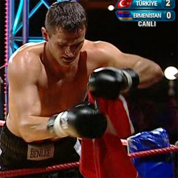 Dünya şampiyonu kick boksçunun dövdüğü cami görevlisinin çenesi kırıldı, yüz felci geçirdi. Dünya Kick Boks Şampiyonu Yavuz Özden, tutuklanarak cezaevine gönderildi.