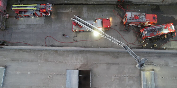 Esenyurt'ta AVM'nin deposunda çıkan yangın söndürüldü