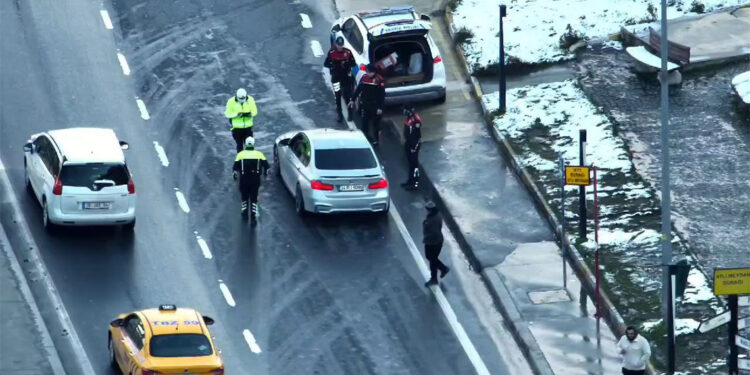 Esenyurt'ta polis ekipleri drone destekli denetim yaptı