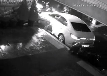 Esenyurt'ta otomobil 4 motosiklete çarpıp kaçtı; kaza kamerada