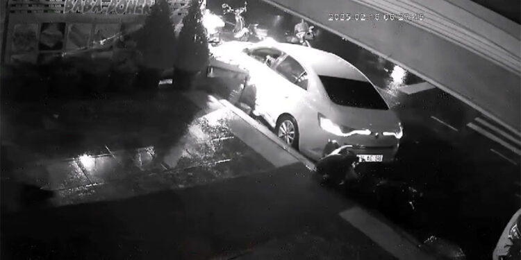 Esenyurt'ta otomobil 4 motosiklete çarpıp kaçtı; kaza kamerada