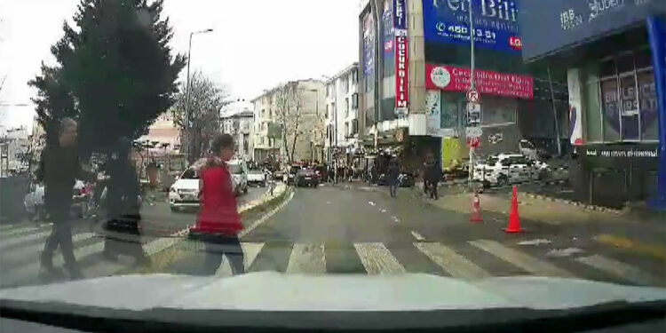 Esenyurt'ta yaya yolunda tehlikeye davetiye çıkaran geçiş